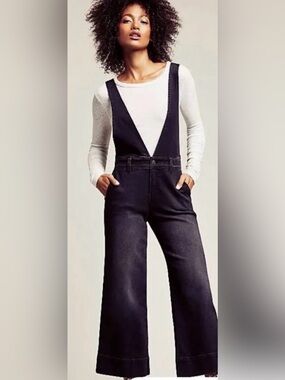 Free People
Wide Leg Cropped
Plunging Stretch Denim
Overalls size 12 Like New